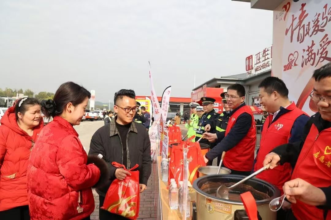 2月3日，长沙道林服务区驿站服务台前的新人夫妇  单位供图