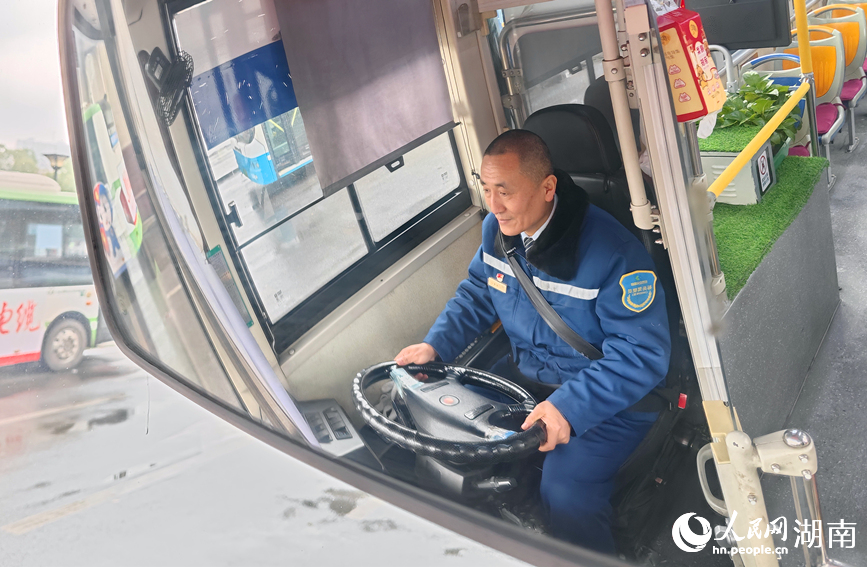 张强在驾驶公交车。人民网记者 刘宾摄
