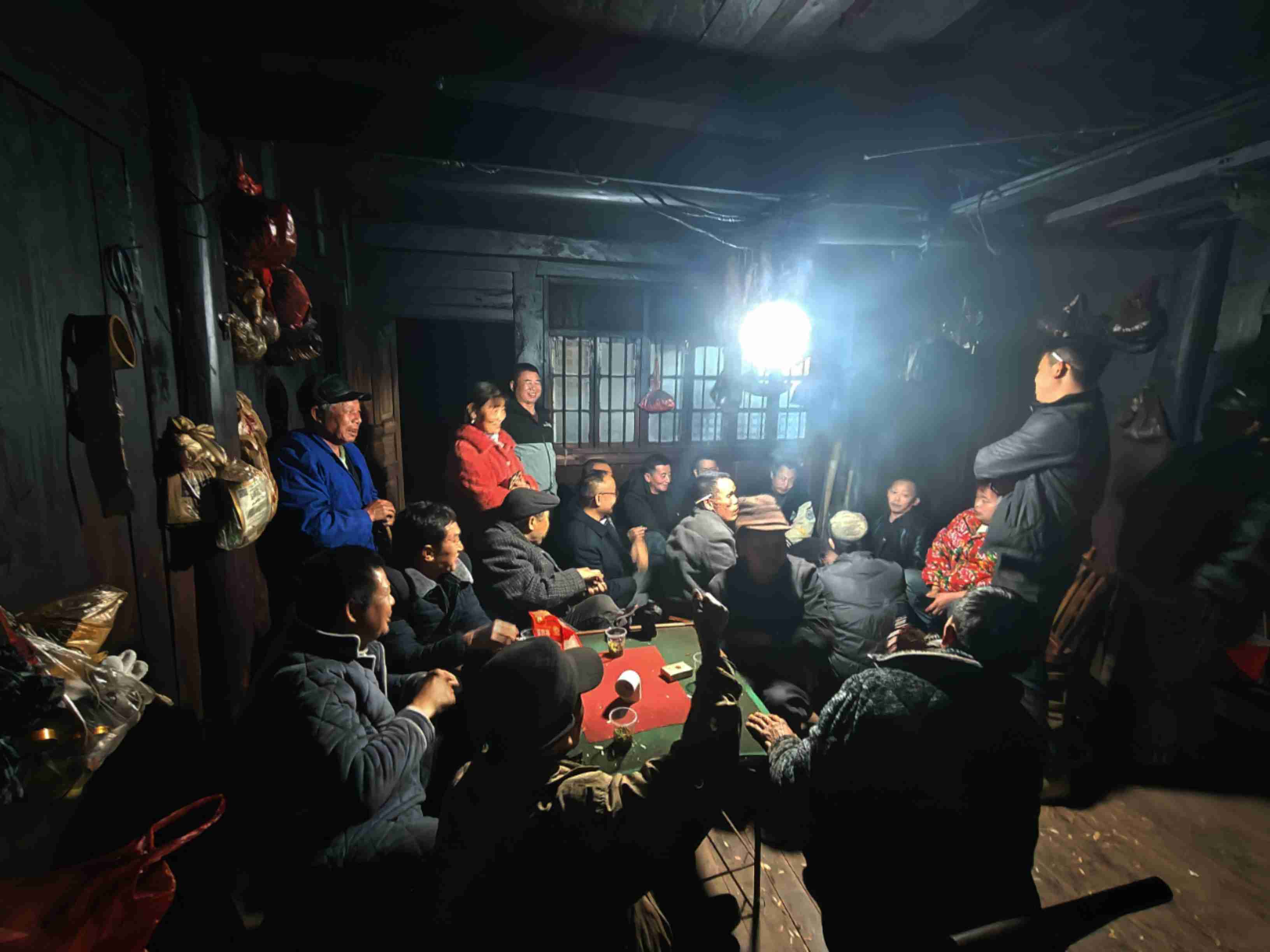 村干部上門召集用水村民開民主議事會，商議集資用水管水事。鄧永鬆攝
