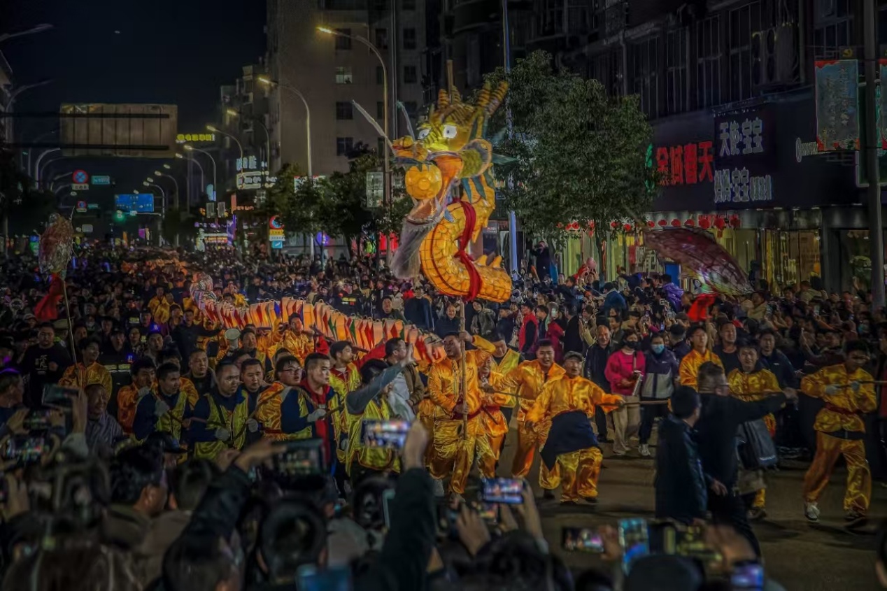 板板龙灯表演现场。慈利县委宣传部供图