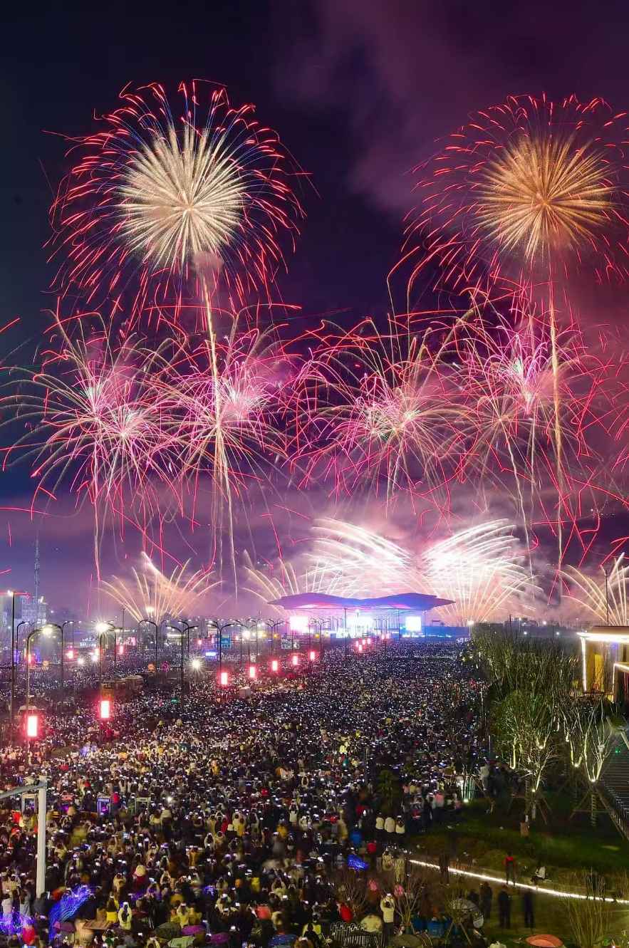 2026馬年新春焰火晚會在瀏陽上演。鄧霞林攝