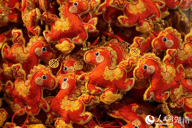 小紅馬挂件。人民網記者 劉汕攝