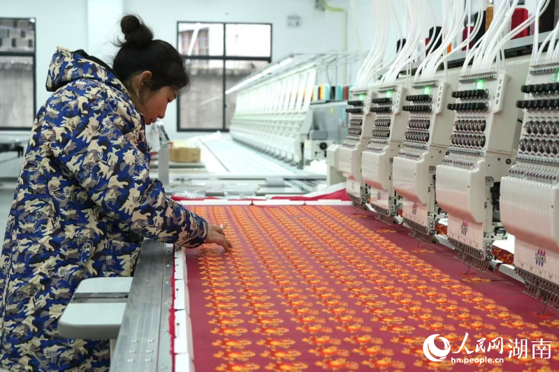 自動化苗繡生產車間。人民網記者 劉汕攝
