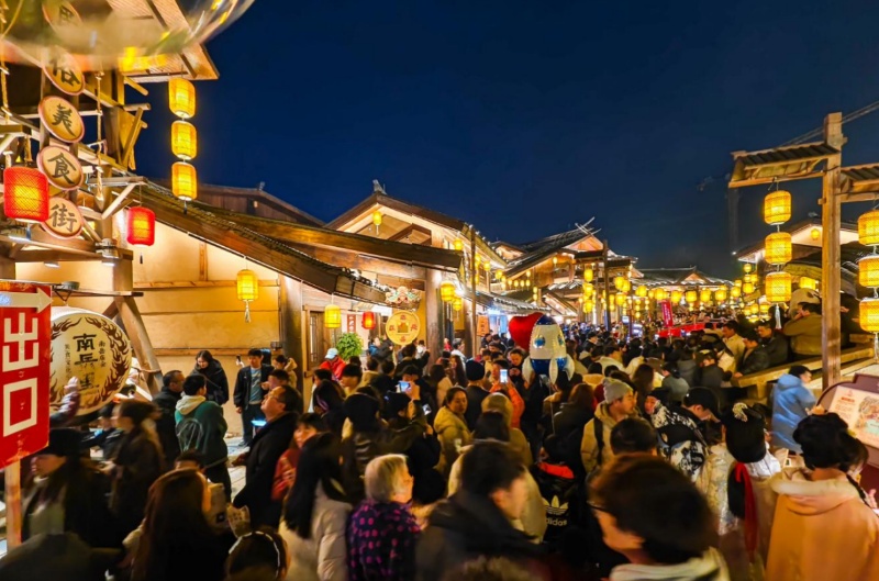 夜晚熱鬧的南岳裡市集。受訪單位供圖