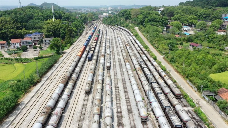等待運輸的油品車。受訪單位供圖1