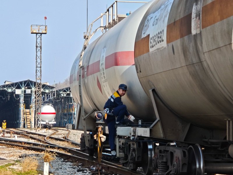 工作人員對油品車進行檢查。受訪單位供圖