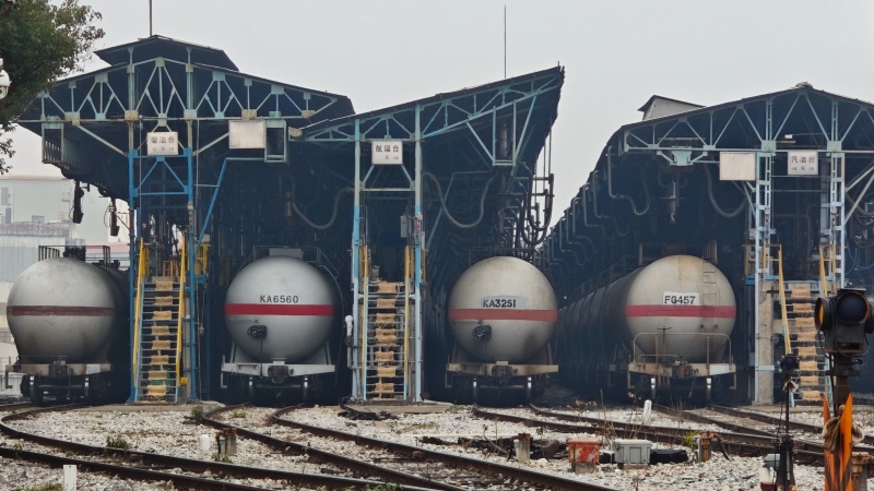 等待運輸的油品車。受訪單位供圖