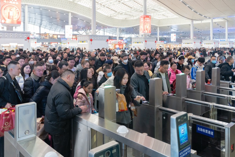 排隊等待上車的旅客。受訪單位供圖