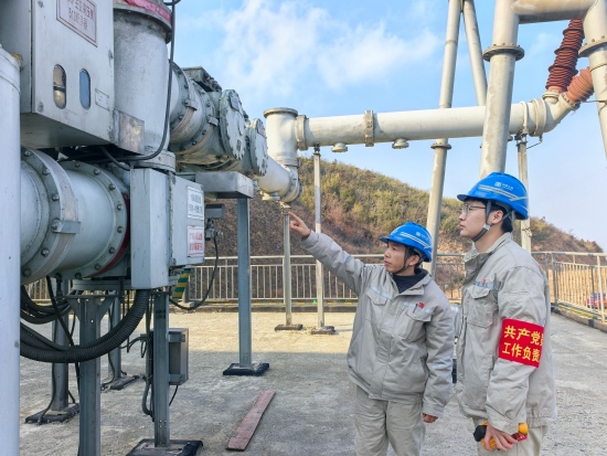 西晃山风电场杨克明和梁棋开展设备检查。王鑫摄