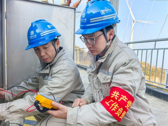 西晃山风电场杨克明和梁棋开展设备检查。王鑫摄