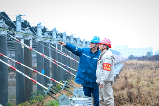 兰溪光伏场站蒋拥军和匡冠例行巡检。王鑫摄