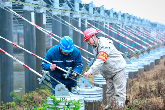 兰溪光伏场站蒋拥军和匡冠例行巡检。王鑫摄