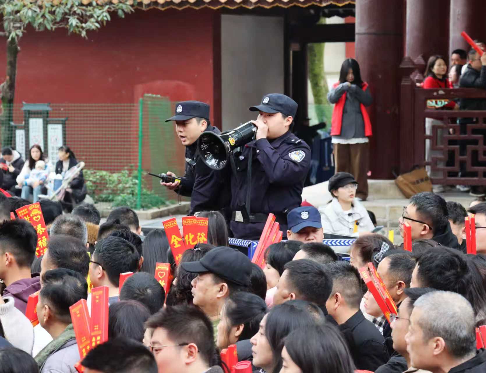 工作人員維持現場秩序。單位供圖