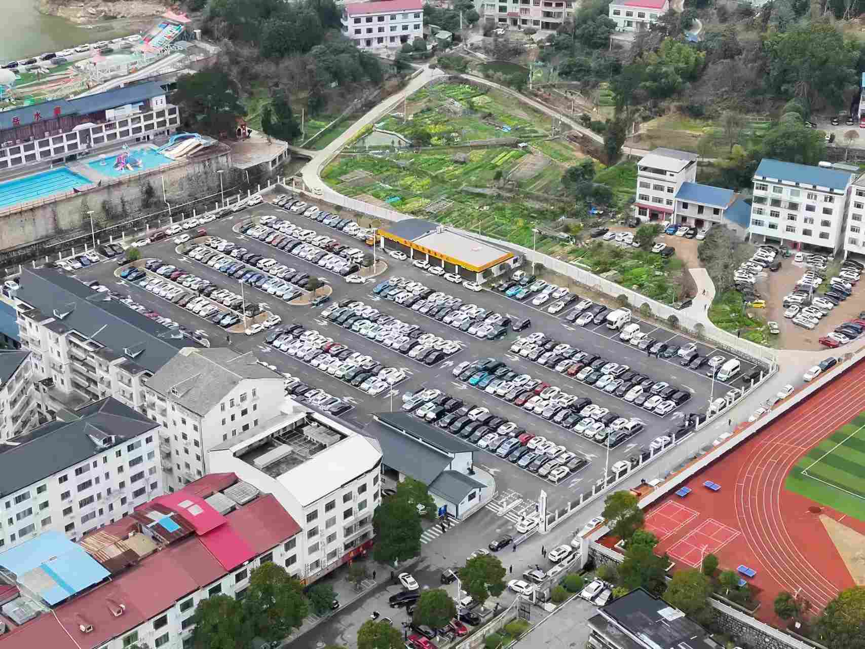 景區停車場安全有序。單位供圖