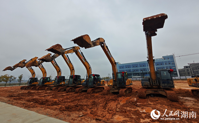 機器轟鳴開工忙。人民網記者 劉賓攝