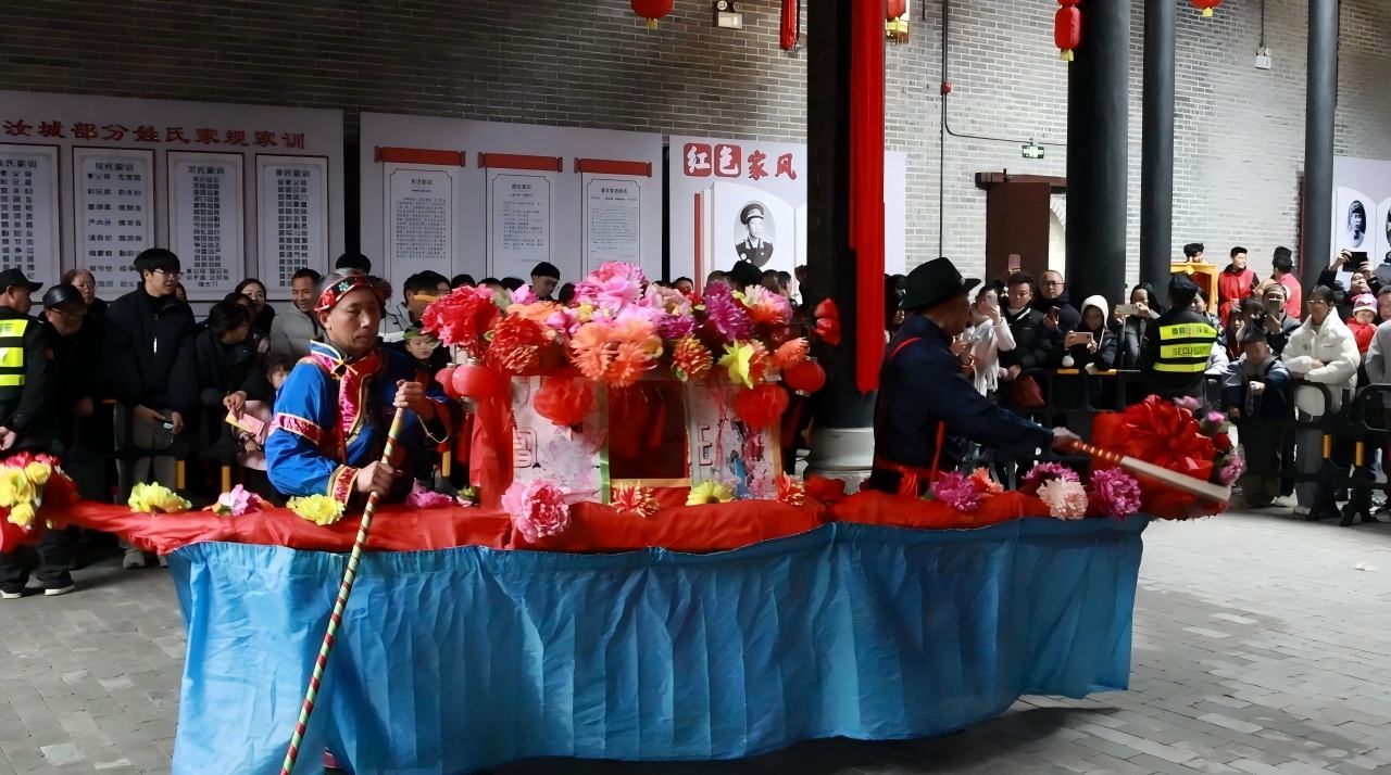“船故事”摇橹欢唱。中共汝城县委宣传部供图