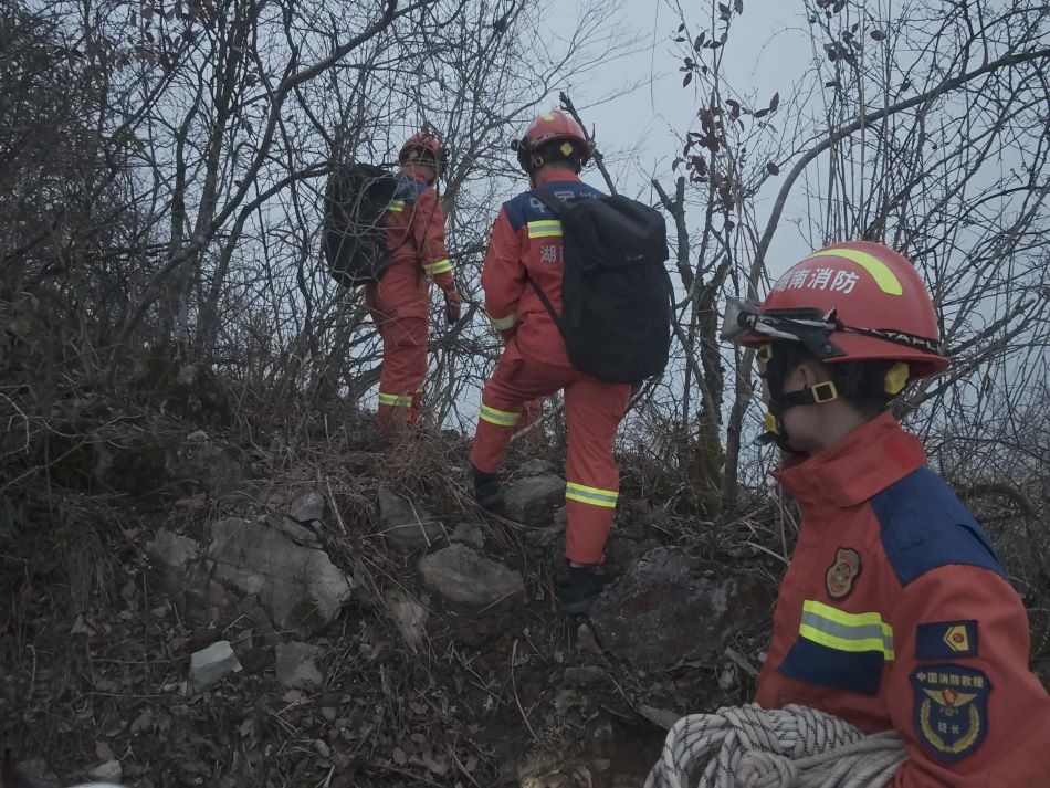 利用繩索下降崖底救援（單位供圖）