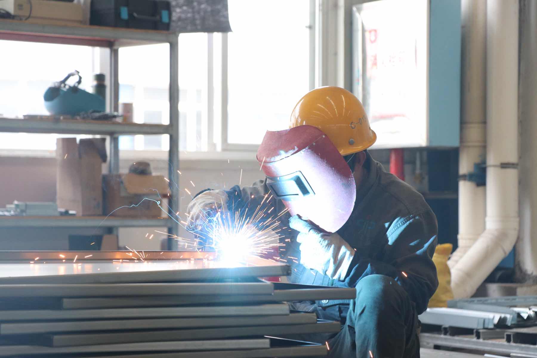 配电箱壳体焊接。杨伟摄