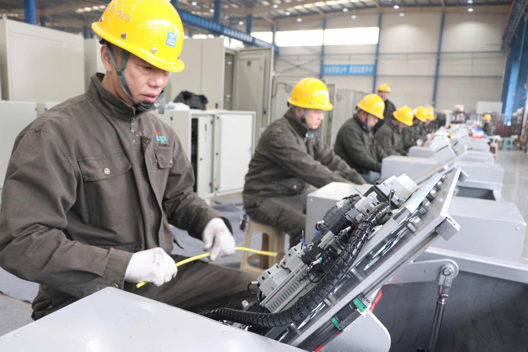 配电箱装配。杨伟摄