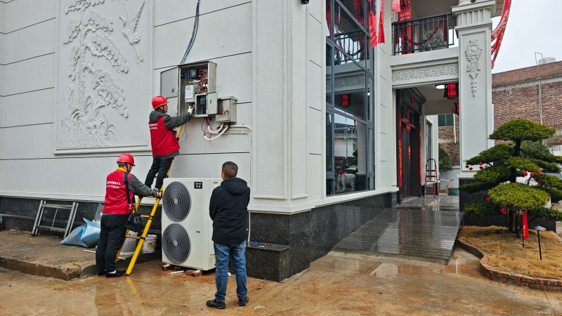 电力员工上门检修。受访单位供图