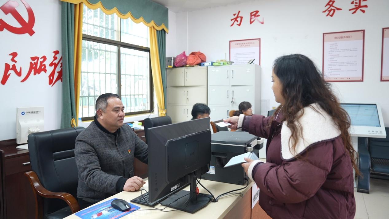 村民提交异地新建住房的申请。受访单位供图
