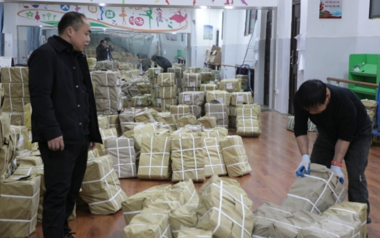江华县沱江镇七小老师整理新书籍。杨振民摄