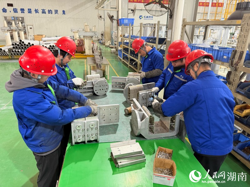 工人正在車間進行作業。人民網記者 林洛頫攝