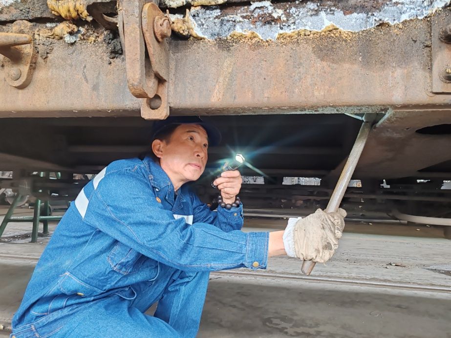 羅鐵牛對當天檢修完成的車輛進行最后一輪全覆蓋復查。單位供圖