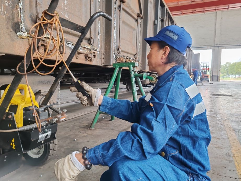 羅鐵牛在現場作業。單位供圖