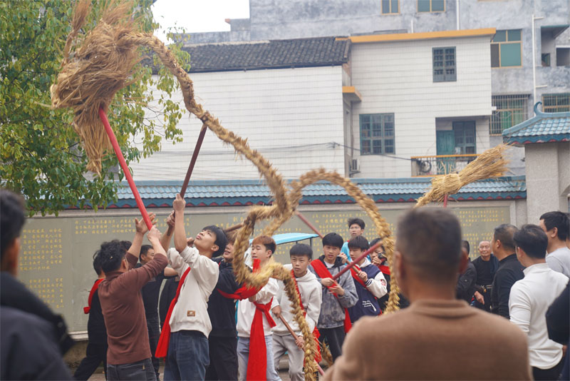 领学促学翻腾龙身。蒋淑芬摄