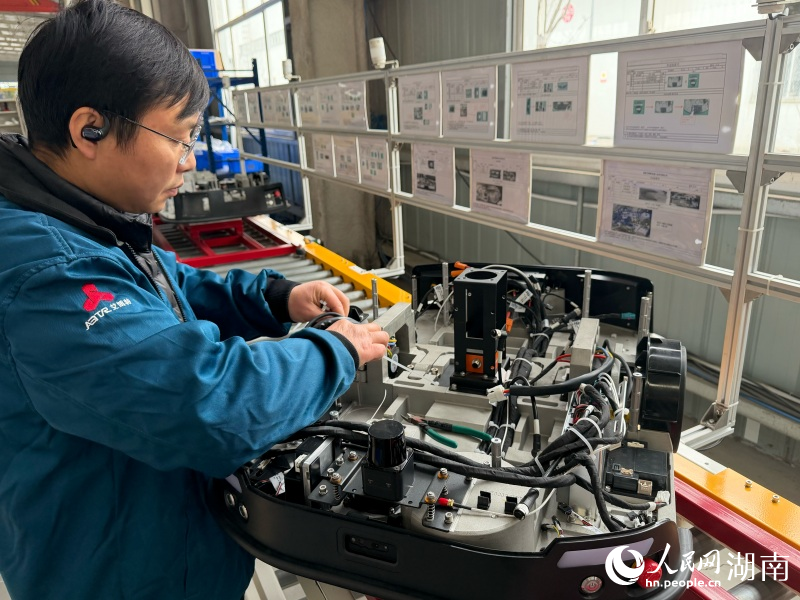 產業工人正在組裝調試自主移動機器人。人民網記者 林洛頫攝