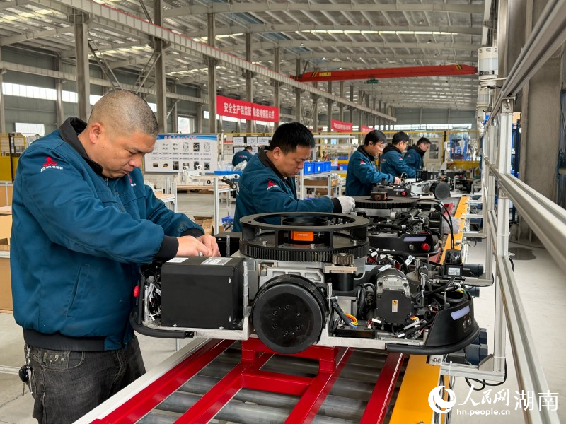 產業工人正在組裝調試自主移動機器人。人民網記者 林洛頫攝