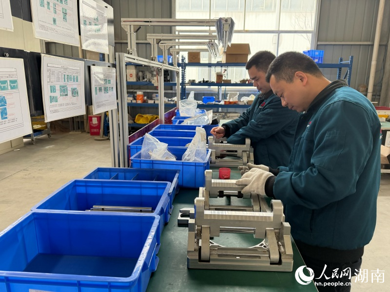 產業工人正在組裝相關設備。人民網記者 林洛頫攝
