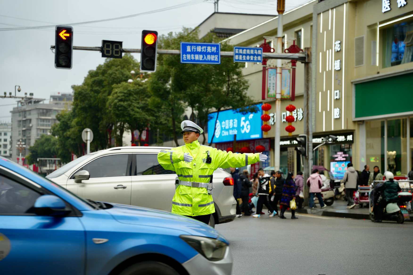 交警在主要交通路口执勤(单位供图)