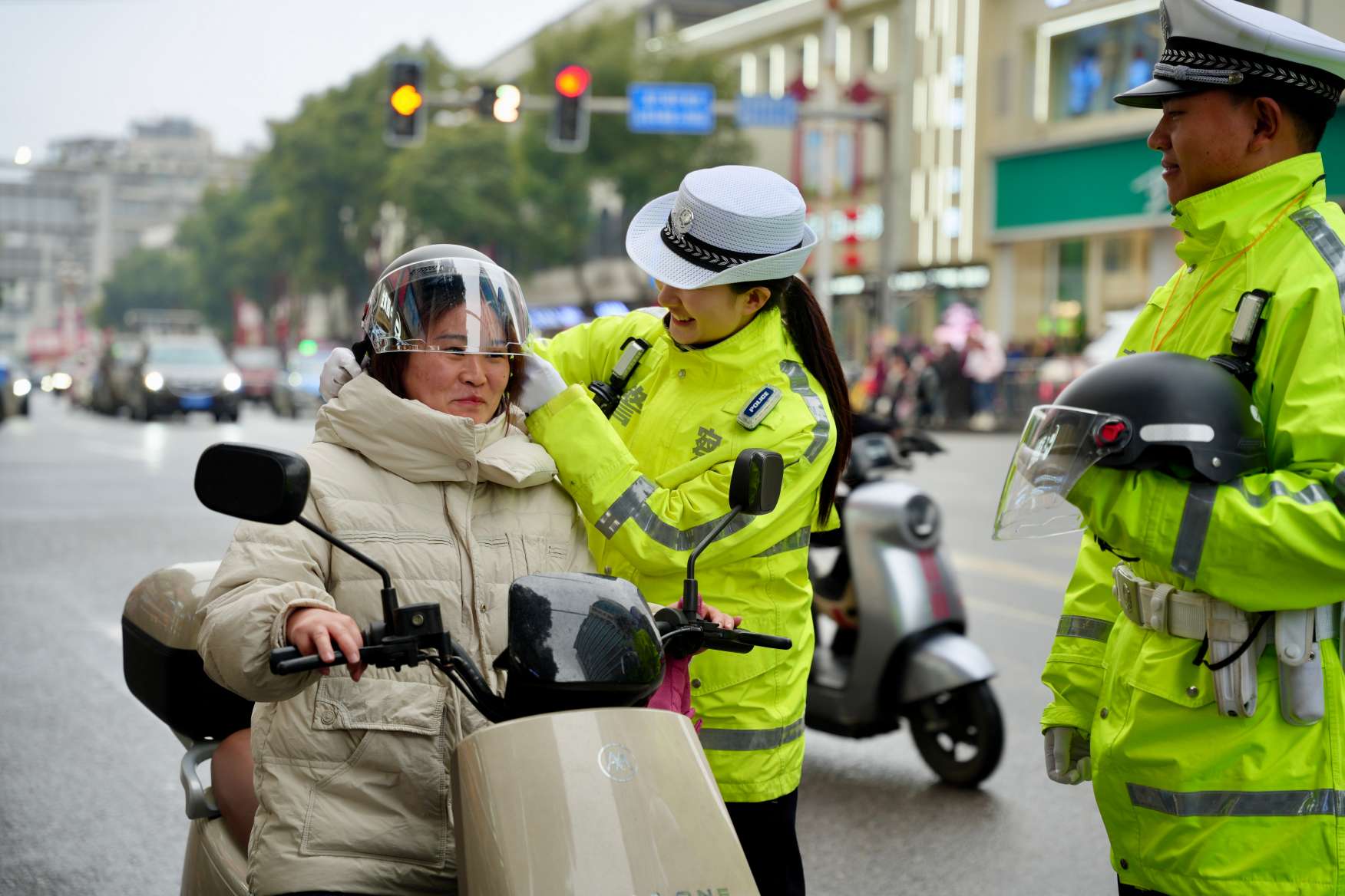 交警开展佩戴安全头盔宣传(单位供图)