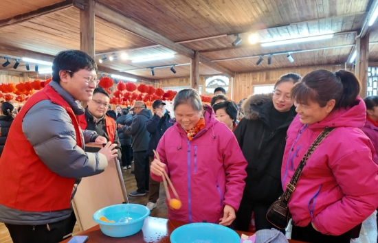 “巧手夾團圓”。朱婷攝