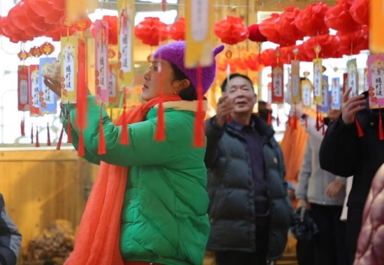 “巧思猜燈謎”。藍玉春攝