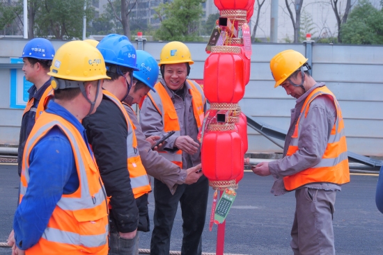 猜灯谜。受访单位供图