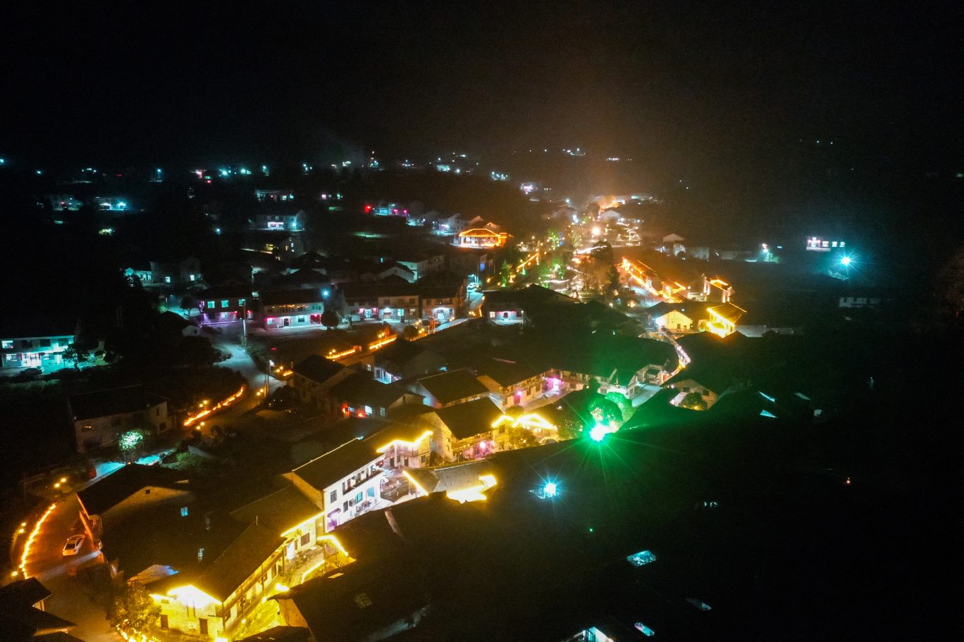 华灯初上，夜色下的古村。单位供图