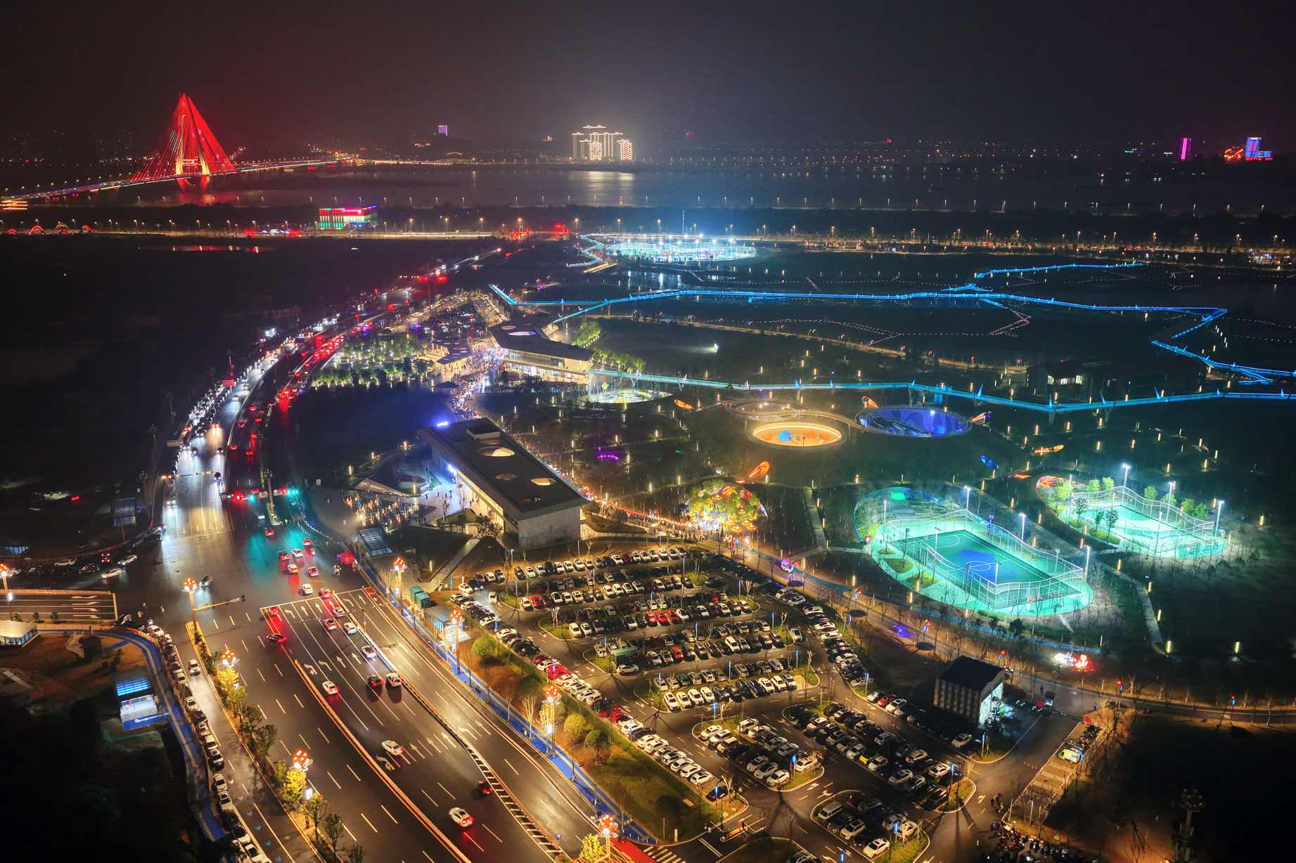 大泽湖近自然湿地公园灯火璀璨。主办单位供图