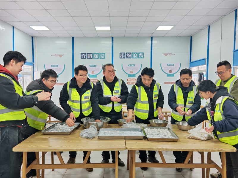 工友一起包汤圆。受访单位供图