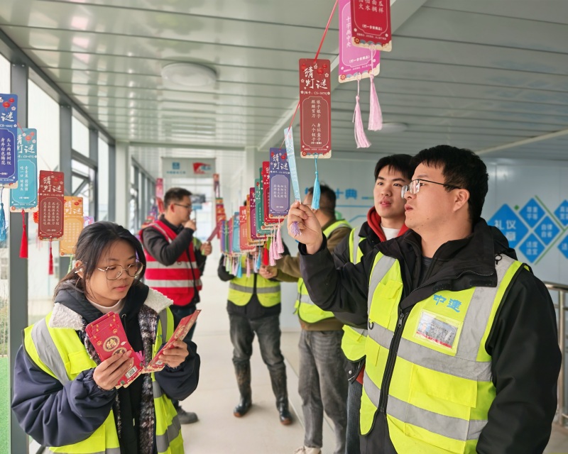 工友猜灯谜。受访单位供图