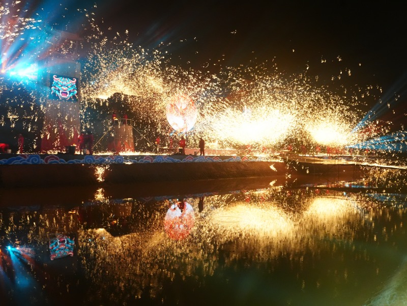 打铁花。曹正平摄