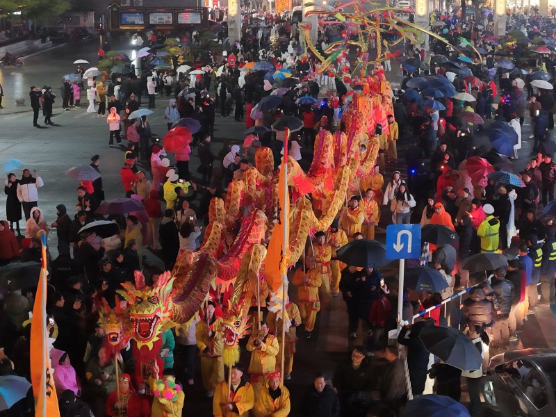 队伍进行巡游。曹正平摄
