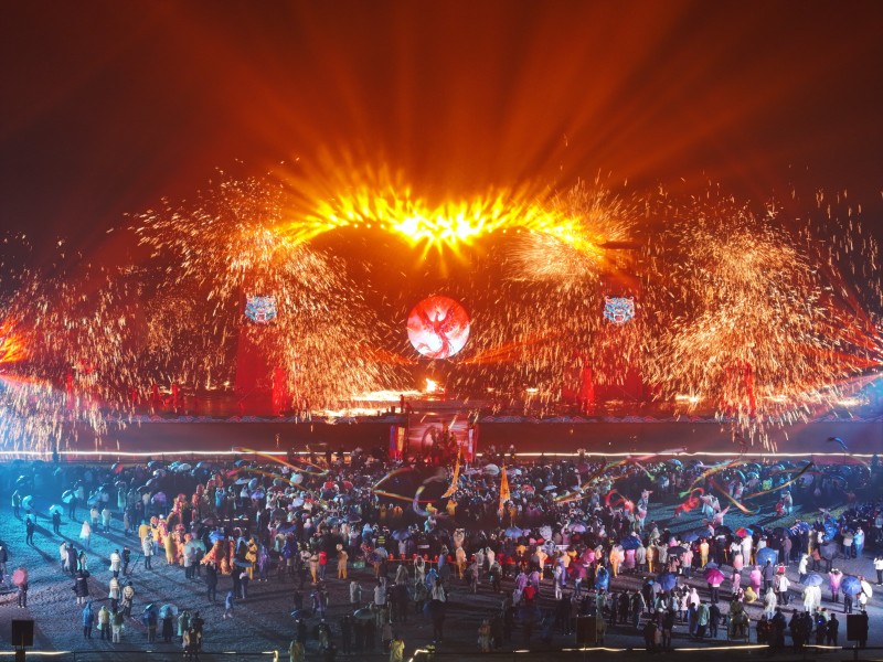 广场上进行表演。王皓永摄