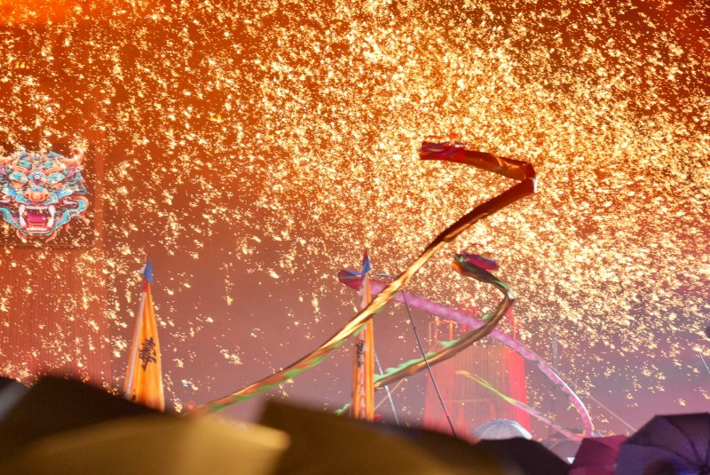 铁花点亮夜空。张志伟摄