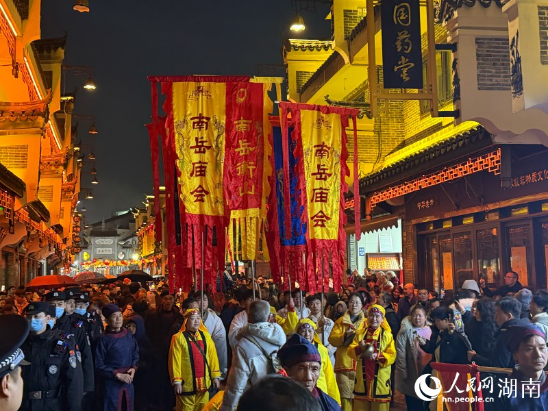 巡游队伍进入古镇街道。人民网记者 林洛頫摄