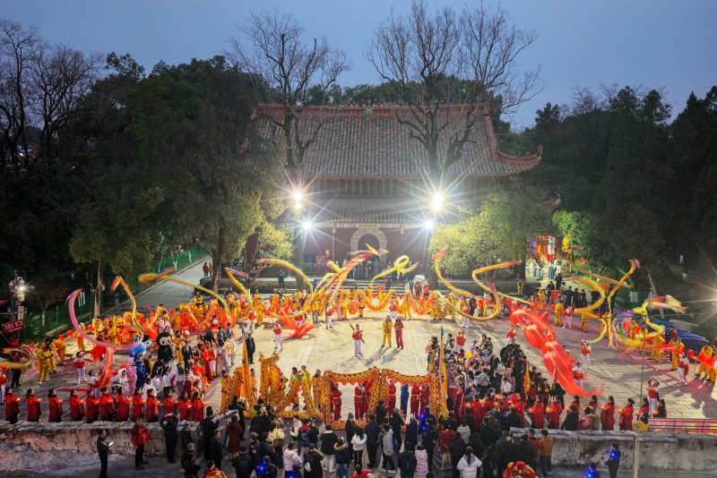 巡游开始前表演。肖亚辉摄