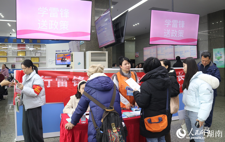 现场提供就业政策咨询服务。人民网记者 刘宾摄