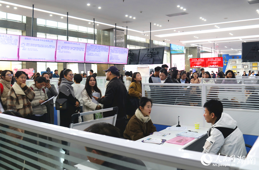 招聘会现场。人民网记者 刘宾摄